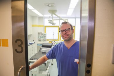 Oberarzt Dr. Michael Manitz leitet die Notfallaufnahme im Diakomed-Krankenhaus in Hartmannsdorf. Die Station gehört zur Klinik für Orthopädie und Unfallchirurgie.