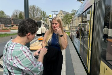 Die Chemnitzer Studentin Anne Baldauf fährt in der Stadt viel mit Tram und Bus, nutzt das Deutschlandticket, was jetzt ins Semesterticket integriert ist. „Das Angebot des ÖPNV ist gut, man kommt in der Stadt schnell und häufig von A nach B, das ist im Erzgebirge, wo ich herstamme, leider nicht so."
