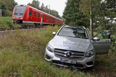 Der Mercedes vom Typ GLC stand neben der Bahnstrecke. 