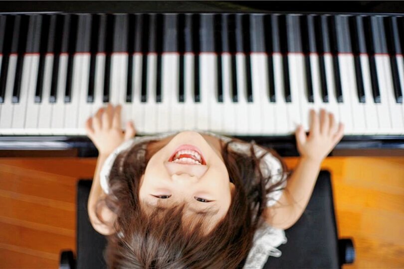 Kinder können im Opernhaus Instrumente ausprobieren. Das Mädchen zeigt, dass das großen Spaß machen kann.