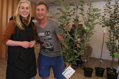 Ortsvorsteher Ron Bauer schenkt Paula Rahmig, die erst seit kurzem in Waldkirchen wohnt, einen Apfelbaum.