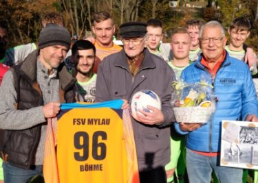 96-jähriger Mylauer erhält Ehrentrikot - FSV-Vereinspräsident Dirk Beier (vorn links) überreichte dem Ehrenmitglied Alfred Böhme zum 96. Geburtstag ein passendes Trikot. 