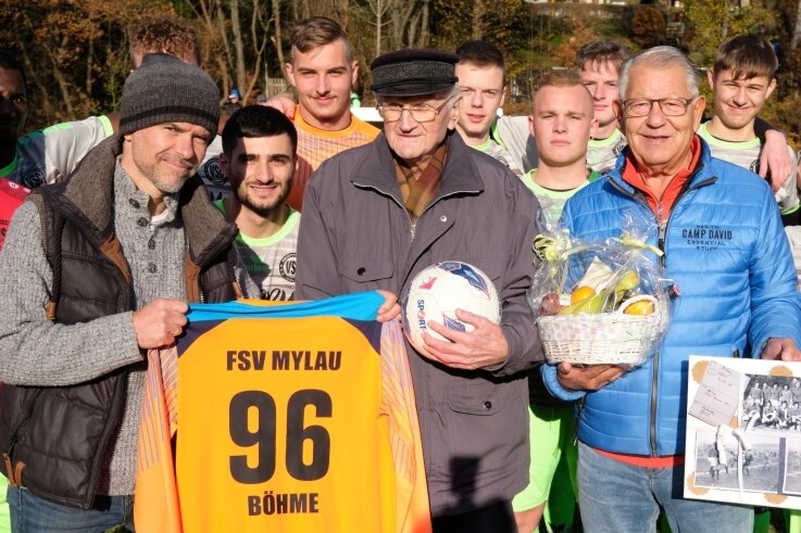 96-jähriger Mylauer erhält Ehrentrikot - FSV-Vereinspräsident Dirk Beier (vorn links) überreichte dem Ehrenmitglied Alfred Böhme zum 96. Geburtstag ein passendes Trikot. 