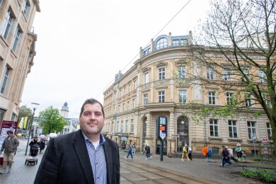 Joscha Heinen ist Kaufmännischer Leiter des Familienunternehmens Grünter- Immobilien, welches die Alte Post (im Hintergrund) in ein modernes Ärztehaus umwandeln will.