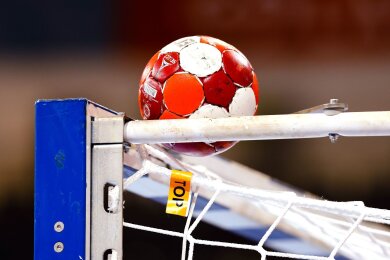 Ein Handball liegt auf einem Tor.