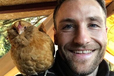 „Darf ich vorstellen?“ „Gabi“ ist eines von 18 Hühnern, die der Zwickauer Fußballprofi Mike Könnecke in sein Herz geschlossen hat.