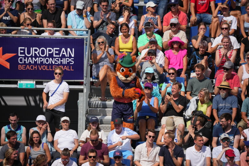 Gfreidi, das Maskottchen der European Championships, steht während einer Spielpause im Publikum.