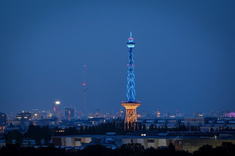 In Berlin findet die Ukraine-Wiederaufbaukonferenz statt. Als Zeichen der Solidarität erstrahlt der 147 Meter hohe Funkturm in der Hauptstadt in Blau und Gelb.
