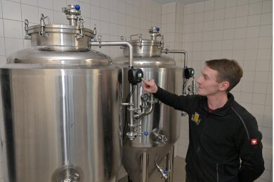 Hat sich nach dem Studium mit väterlicher Unterstützung den Traum von der eigenen Brauerei erfüllt: Braumeister Martin Schulze kontrolliert die Temperatur in den Tanks, in denen das Härtensdorfer Bier lagert.