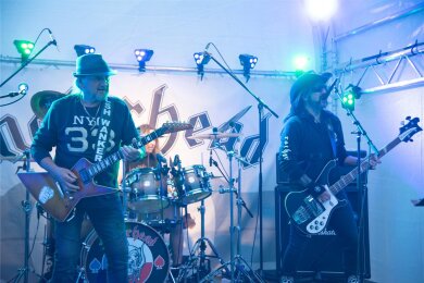 Eine Motörhead Revival Band aus Tschechien spielte zum Auftakt der Straßenkonzerte in Oelsnitz auf der Marktstraße.