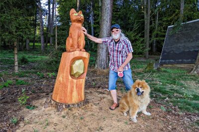 In Geyer entsteht ein neuer Holzfigurenpfad zu erzgebirgischen Sagen. Am Wochenende arbeiten Schnitzer vor Publikum. Karl-Heinz Markert und Hund Wooli haben schon Figuren entdeckt.