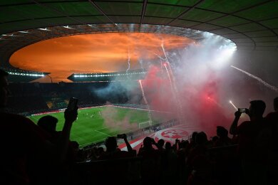 Fans von Kaiserslautern zündeten Pyrotechnik im Olympiastadion.