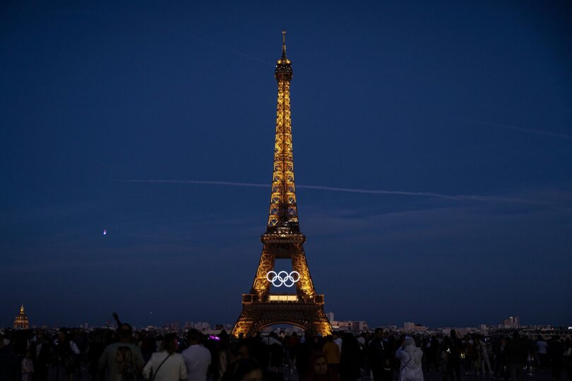 50 Tage vor Beginn der Sommerspiele in Paris wurden die Olympischen Ringe auf dem Eiffelturm angebracht.