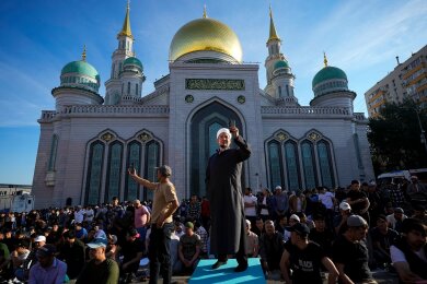 Den Moment festhalten: Ein Muslim macht ein Selfie, während er und andere Muslime sich auf das Eid al-Adha-Gebet in der Moskauer Kathedralenmoschee vorbereiten, während der Feierlichkeiten zum Opferfest.