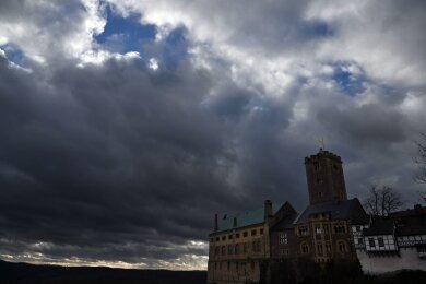 Wolken ziehen über die Wartburg bei Eisenach.