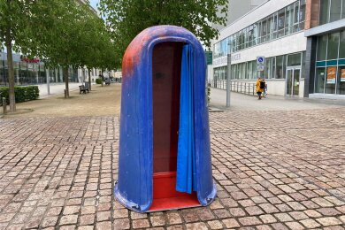 Diese Freibad-Umkleide steht am Chemnitzer Johannisplatz. Sie wird Teil eines Kunstprojektes, das am Donnerstag startet.