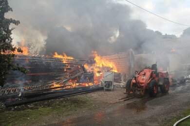 Im Grimmaer Ortsteil Roda brennt am Nachmittag eine Werkstatt und ein Unterstand.
