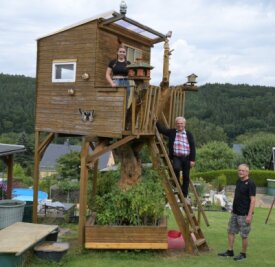Dietmar Mittmann (Mitte) hat für seine Enkelin Lucy vor zehn Jahren dieses Baumhaus gebaut. Hilfe hatte er dabei von seinem Schwiegersohn Roy Hiller, Lucys Vater. 