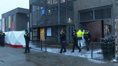 Hamburg: Polizisten stehen vor einem Gebäude der Zeugen Jehovas in Hamburg. Bei Schüssen in einer Veranstaltung der Zeugen Jehovas sind am Donnerstagabend mehrere Menschen getötet und einige Personen verletzt worden.