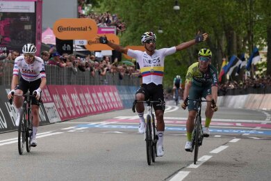 Verpasste auf der ersten Giro-Etappe knapp den Sieg: Maximilian Schachmann (r).
