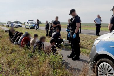 Eine Gruppe von 18 Männern und einer Frau, nach eigenen Angaben aus Syrien, wird von der Bundespolizei in der Nähe der polnischen Grenze aufgegriffen.