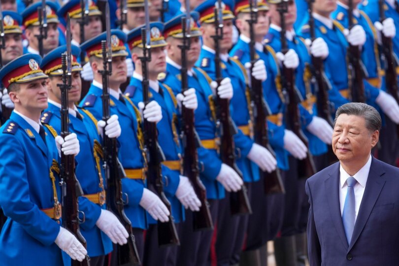 In Reih und Glied begrüßt die Ehrengarde den chinesischen Präsidenten Xi Jinping im Serbien-Palast in Belgrad.