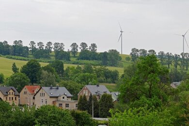 Von Niederlungwitz aus kann man die beiden neuen Windräder von Lobsdorf sehen. Jetzt sollen links und rechts der von Pappeln gesäumten Plattenstraße weitere Windräder hinzukommen.
