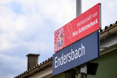 Am Bahnhof in Endersbach hängt ein Schild mit der Aufschrift „Heimatstadt von Nico Schlotterbeck“.