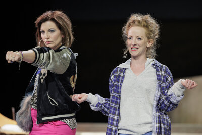 Claudia Lüftenegger als Sadie und Julia Hell als Dora in "Über Menschen" in einer Inszenierung des Theaters Plauen-Zwickau.