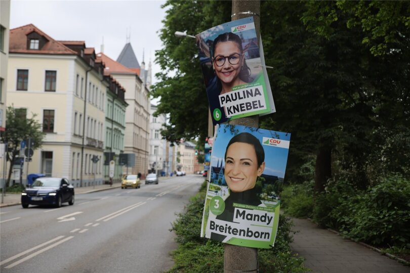Zwei Plakate von Kandidatinnen an einem Laternenmast – das sieht man selten in Zwickau. Unter den Bewerbern sind Männer deutlich an der Überzahl.