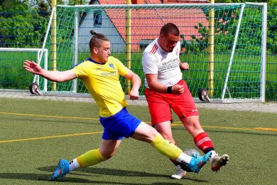 Phillip Görz (links) schoss mit vier Treffern den Reichenbacher FC II fast im Alleingang zum 5:0-Sieg gegen Neumark.