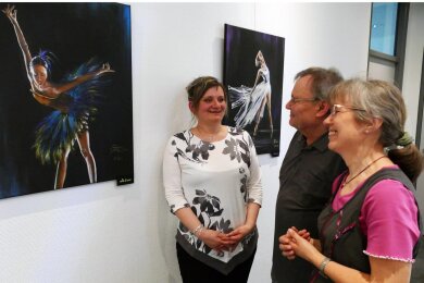 Bei der Eröffnung ihrer Ausstellung in Zschopau konnte Doreen Fiedler mit Wolfram Reichel und Bärbel Kirschen (von links) auch zwei Mitglieder aus dem Marienberger Malzirkel begrüßen.