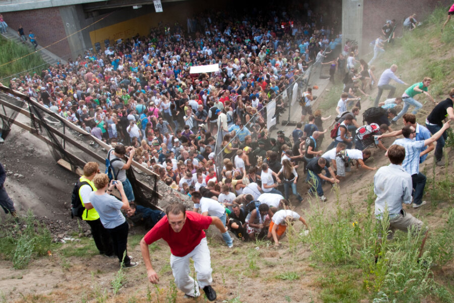 Tausende Raver drängen sich auf der Loveparade in und vor dem Tunnel, in dem sich eine Massenpanik ereignet hat. 