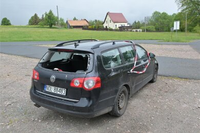 Seit Wochen steht der schwarze VW Passat verwahrlost auf dem Parkplatz am Tierpark in Hirschfeld.