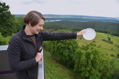 Ilka Kunze von der Stiftung Leuchtenburg bringt einen Herzenswunsch per Porzellanbruch auf die Reise.