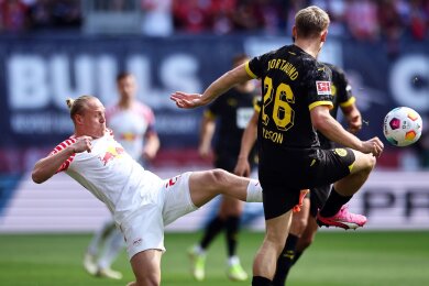 Leipzigs Xaver Schlager (l) und Dortmunds Julian Ryerson kämpfen um den Ball.