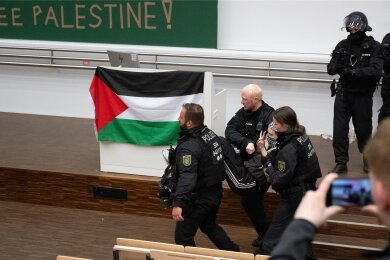 Polizisten räumen den besetzten Audimax der Universität Leipzig am vergangenen Dienstag. Laut Universität waren 50 bis 60 Personen an der Besetzung im Audimax und dem Hochschulinnenhof beteiligt.