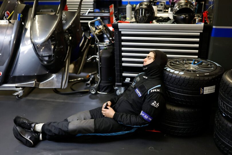 Ein Mechaniker schläft im Fahrerlager während des 24-Stunden-Rennens von Le Mans in Le Mans, Frankreich.