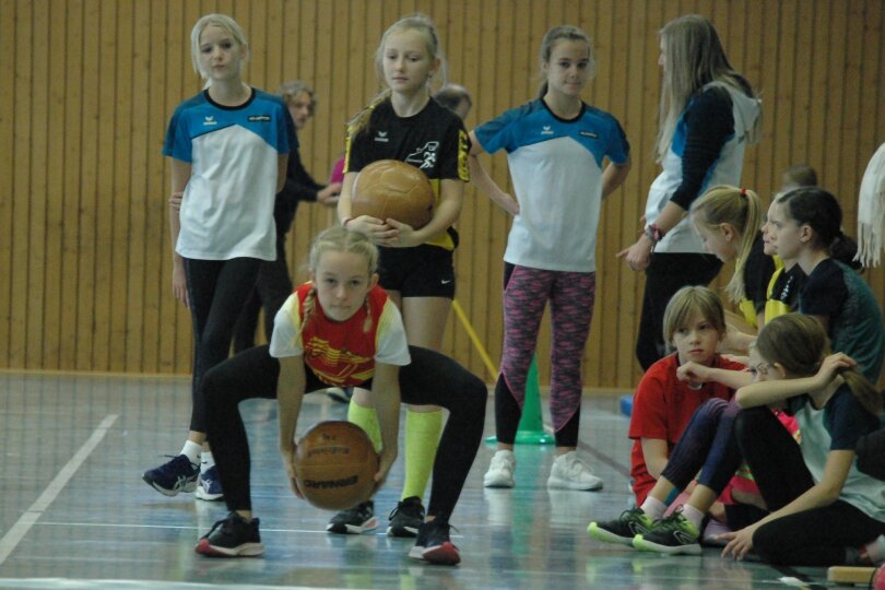 Miriam Sobotka (v.) vom ESV Lokomotive Zwickau, hier beim Medizinballwerfen, war am Wochenende mit ihren Eltern zum Familienbesuch in Rochlitz. Sie nahm kurzerhand am Hallendreikampf teil.