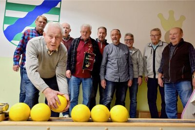 99-Jähriger aus Limbach-Oberfrohna schiebt noch immer keine ruhige Kugel - Siegfried Aurich (vorn) und seine Kegeltruppe. Die Männerrunde ist seit Jahren eine eingeschworene Sportgemeinschaft.