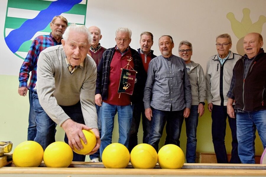 99-Jähriger aus Limbach-Oberfrohna schiebt noch immer keine ruhige Kugel - Siegfried Aurich (vorn) und seine Kegeltruppe. Die Männerrunde ist seit Jahren eine eingeschworene Sportgemeinschaft.