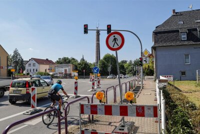Der Fußweg an der Hirschbrücke in Oberlungwitz war am Montag nicht passierbar.