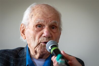 Holocaust-Überlebender Andrei Iwanowitsch Moiseenko erzählt an der Pestalozzischule von seinen Erlebnissen im KZ Buchenwald.