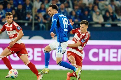 Kenan Karaman (M) und der FC Schalke trennten sich von Düsseldorf 1:1.
