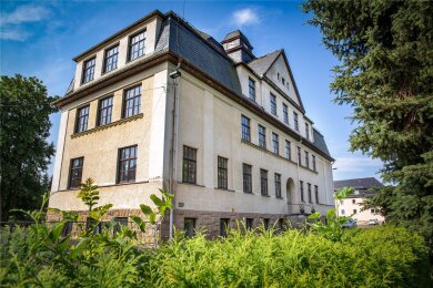 Die frühere Schule im Flöhaer Ortsteil Falkenau. Die Stadt muss das Gebäude jetzt zurückkaufen.
