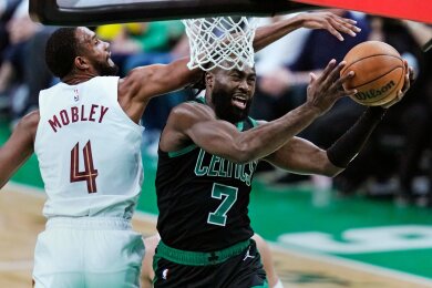 Jaylen Brown (r) von den Boston Celtics zieht zum Korb der Cleveland Cavaliers.