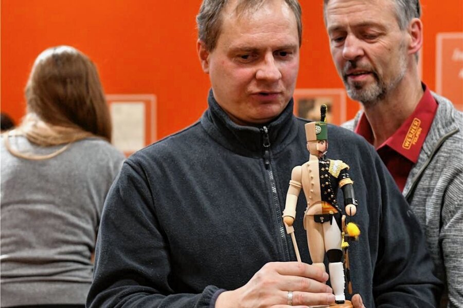 Lars Geithner vom Blinden- und Sehschwachenverband tastet im weiter geschlossenen Stadt- und Bergbaumuseum Freiberg eine Holzfigur von Siegfried Werner (r.) aus Seiffen ab. Die neue Dauerausstellung solle alle Sinne ansprechen. 