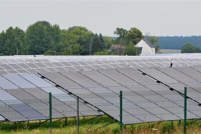 Einen Solarpark in der Region gibt es bereits im Gewerbegebiet Freiberg-Ost nahe der Bundesstraße 173. Die dortigen Photovoltaik-Anlagen decken rechnerisch den Strombedarf von fast 3000 Vier-Personen-Haushalten. Nun sind bei Brand-Erbisdorf ebenso Anlagen geplant. 