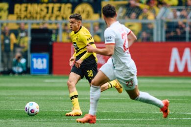 Dortmunds Kjell Wätjen (l) feierte im Spiel gegen Augsburg sein Profidebüt.