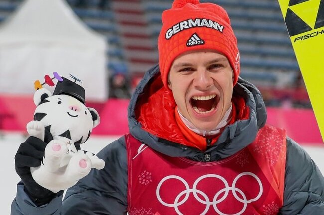 Andreas Wellinger kann am Montag das Triple perfekt machen und die dritte Medaille im dritten Wettkampf der Skispringer holen.